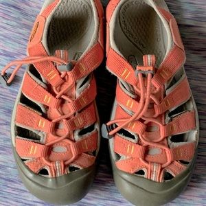 KEEN sandals women’s size 6.5 salmon
